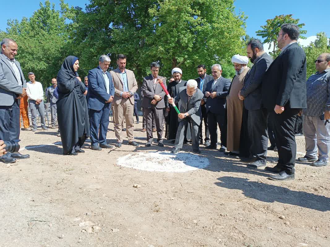 کلنگ احداث گذر فرهنگی هشتگرد و آغاز پروژه های عمرانی، به زمین زده شد